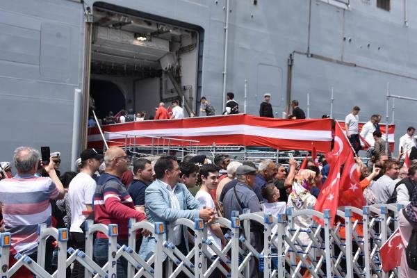 İzmir'de TCG Anadolu kuyruğu