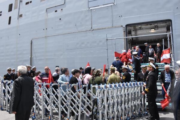 İzmir'de TCG Anadolu kuyruğu