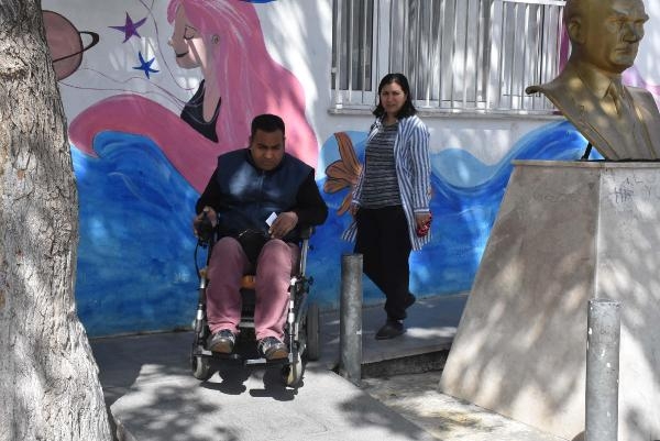 İzmir'de yaşlı ve engelli seçmenler sandık başında