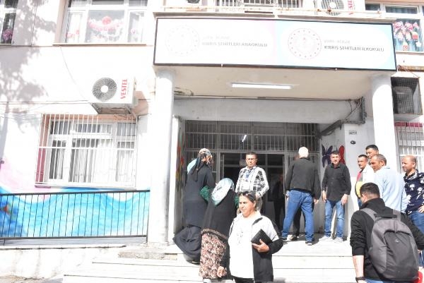 İzmir'de yaşlı ve engelli seçmenler sandık başında