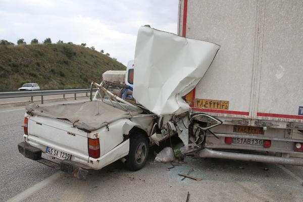 Kamyonet TIR'a arkadan çarptı; 1 ölü, 1 ağır yaralı