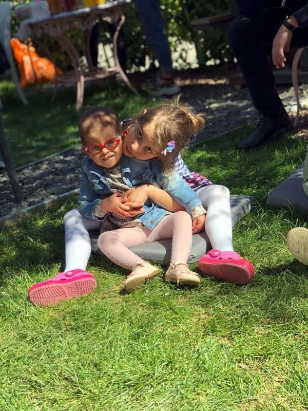 Kardeşini kaybetti, diğer çocuklara destek oluyor