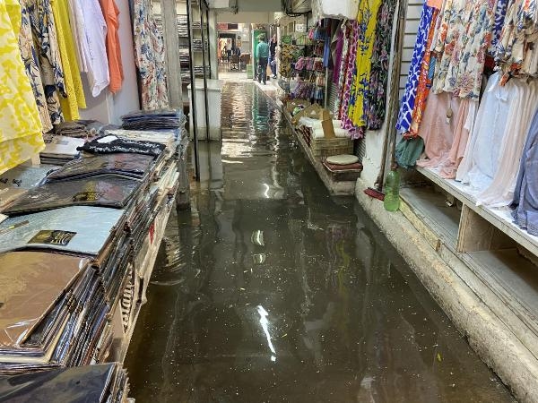 Kemeraltı'nın makus talihi! Yine su bastı