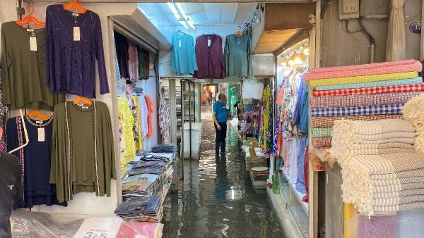 Kemeraltı'nın makus talihi! Yine su bastı