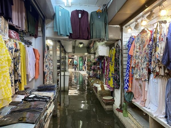 Kemeraltı'nın makus talihi! Yine su bastı