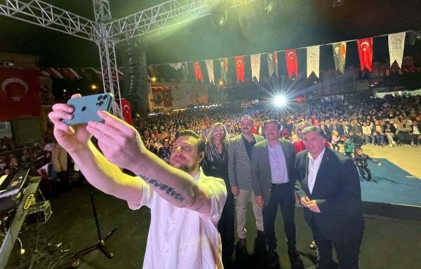 Kınık'ta 19 Mayıs gecesi meydan doldu, gençler konserde coştu