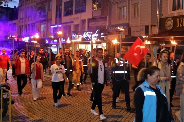 Kınık'ta 19 Mayıs gecesi meydan doldu, gençler konserde coştu