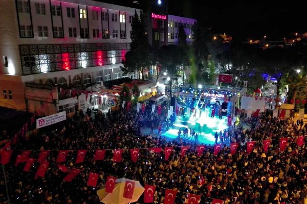 Kınık'ta 19 Mayıs gecesi meydan doldu, gençler konserde coştu