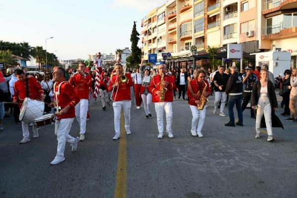 Kuşadası Ata'sı için yürüdü! Korteje yüzlerce kişi katıldı