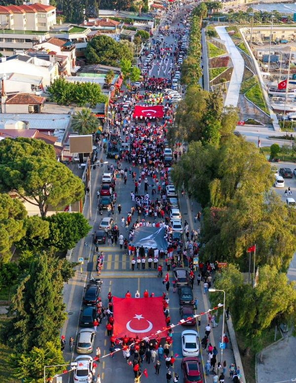 Kuşadası Ata'sı için yürüdü! Korteje yüzlerce kişi katıldı