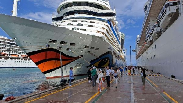 Kuşadası'na dört gemiyle denizden 8 bin 200 turist