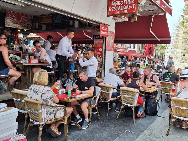 Kuşadası'nda oyunu kullananlar sahile koştu