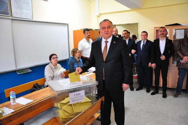 Manisa'da CHP ve MHP grup başkanvekilleri oylarını kullandı
