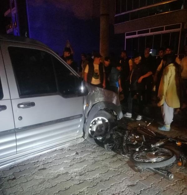 Manisa'da hafif ticari araç ile motosiklet çarpıştı: 1 ölü, 1 yaralı