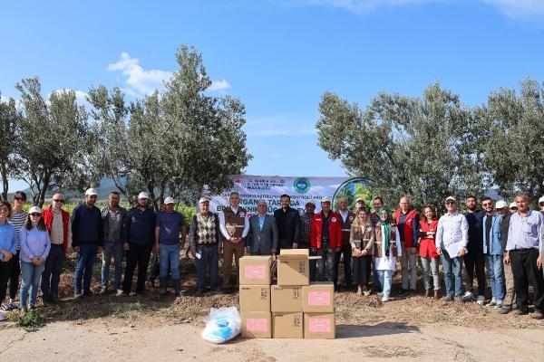 Manisa'da üreticilere 50 bin adet biyoteknik tuzağı dağıtıldı