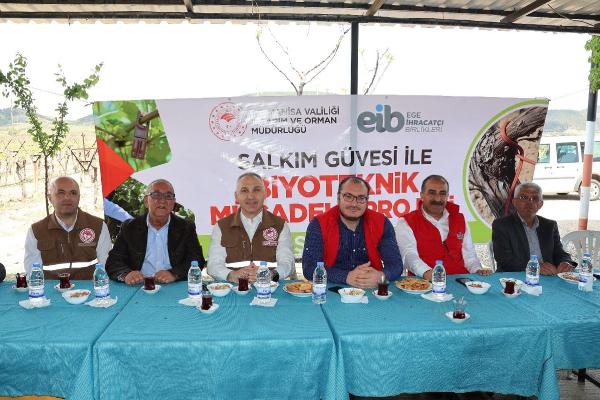 Manisa'da üreticilere 50 bin adet biyoteknik tuzağı dağıtıldı