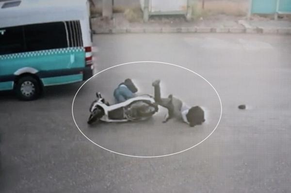 Motosikletli bir yana, yaya bir yana savruldu