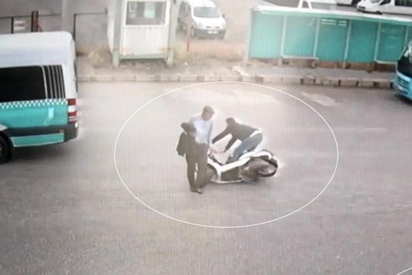 Motosikletli bir yana, yaya bir yana savruldu