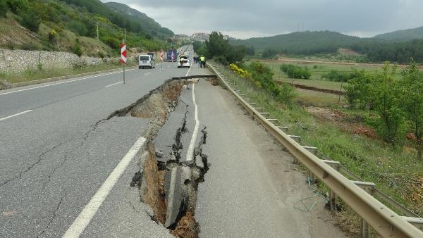 Muğla'da sağanak; yol çöktü