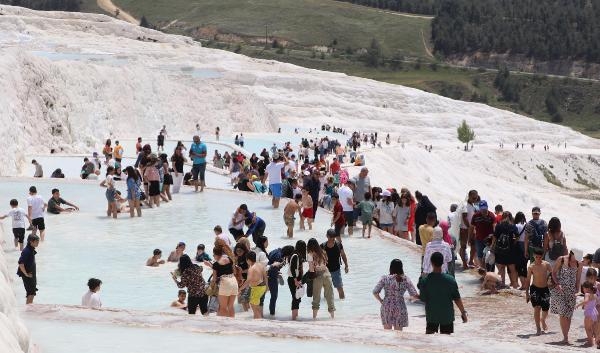 Müzeler Günü'nde ücretsiz olan Pamukkale'ye ziyaretçi akını
