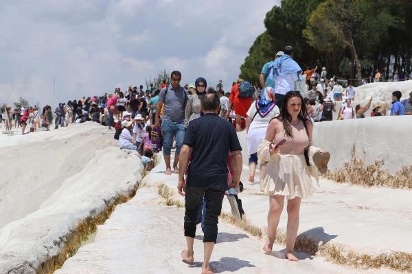 Müzeler Günü'nde ücretsiz olan Pamukkale'ye ziyaretçi akını