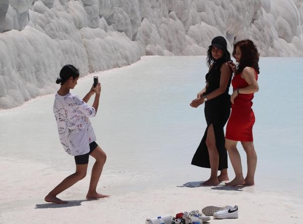 Müzeler Günü'nde ücretsiz olan Pamukkale'ye ziyaretçi akını