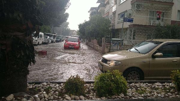 Nazilli'de sağanak; cadde ve sokaklar suyla doldu