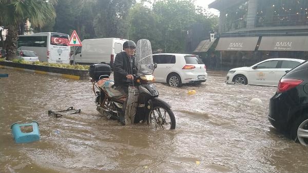 Nazilli'de sağanak; cadde ve sokaklar suyla doldu