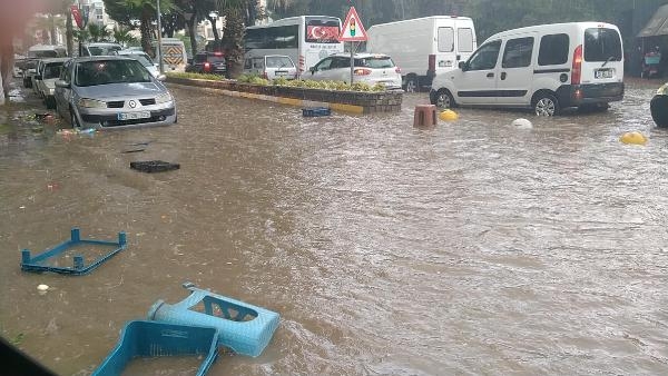 Nazilli'de sağanak; cadde ve sokaklar suyla doldu