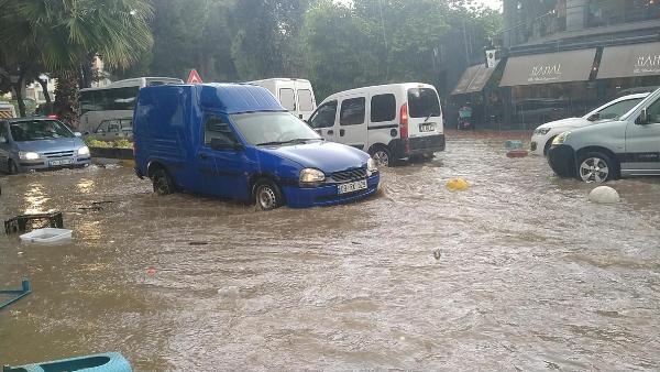 Nazilli'de sağanak; cadde ve sokaklar suyla doldu
