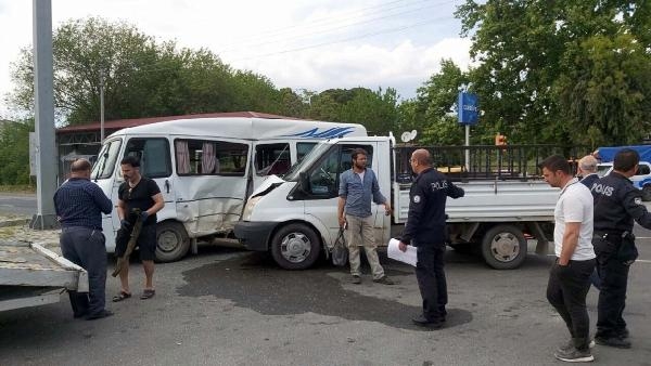 Öğrenci servisi ile kamyonet çarpıştı: 13 yaralı