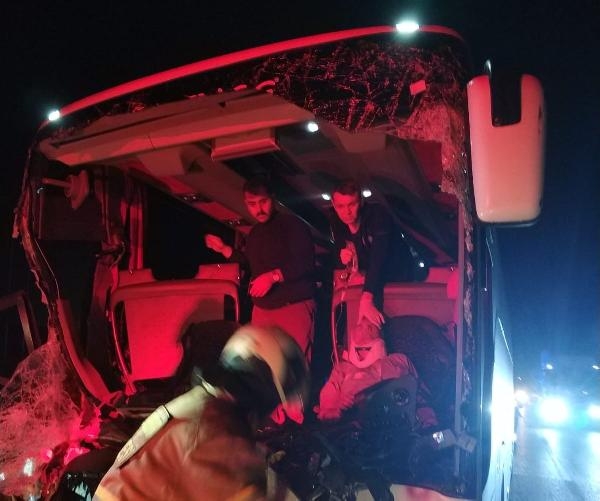 Öğrencileri taşıyan otobüs, TIR'a çarptı: 33 yaralı