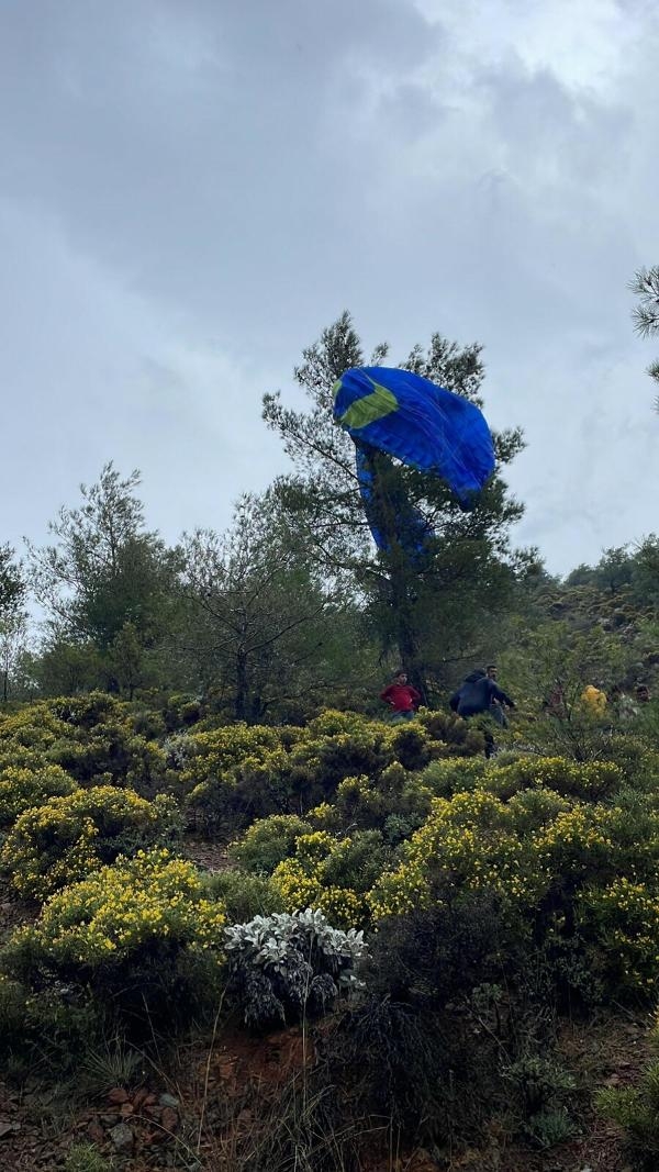 Ölüdeniz'de fırtına paraşütçüleri savurdu