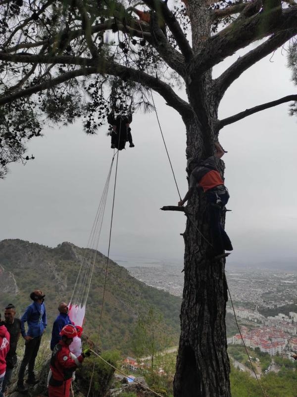 Ölüdeniz'de fırtına paraşütçüleri savurdu