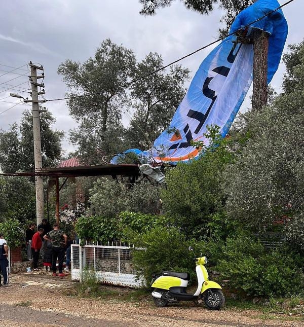 Ölüdeniz'de fırtına paraşütçüleri savurdu