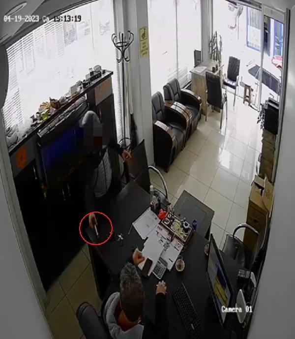Oto kiralama firmasına silahlı saldırı kamerada