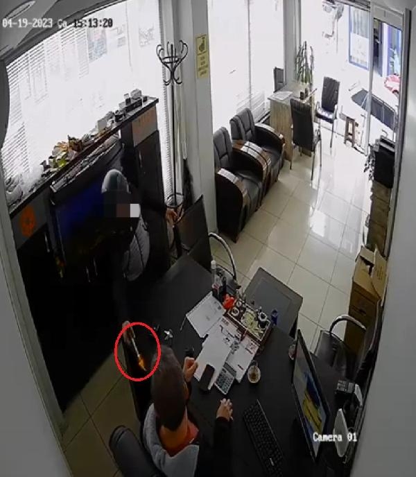Oto kiralama firmasına silahlı saldırı kamerada