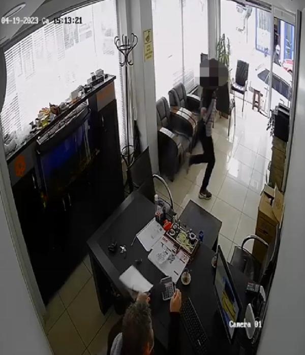 Oto kiralama firmasına silahlı saldırı kamerada
