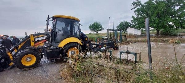 Otobüsteki yolcular iş makineleriyle kurtarıldı