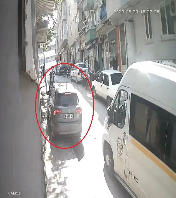 Otomobili kaldırıma park edeni uyardı, dövüldü