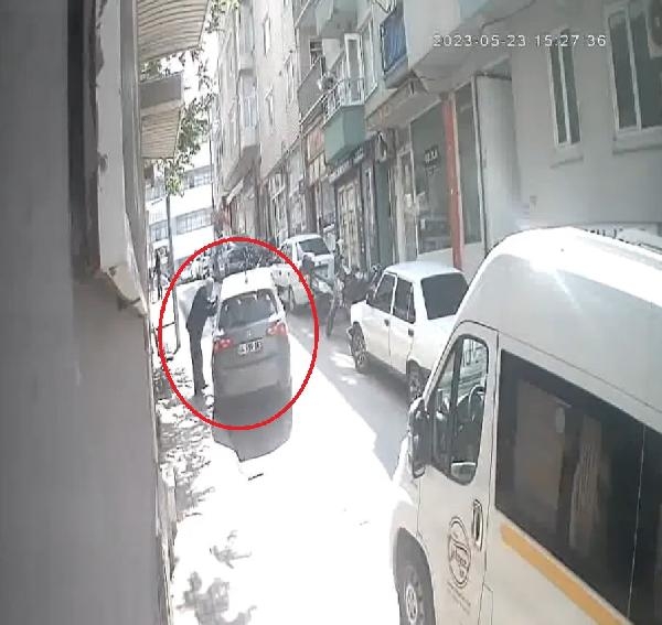 Otomobili kaldırıma park edeni uyardı, dövüldü