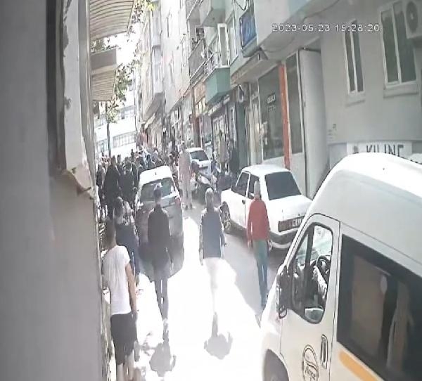 Otomobili kaldırıma park edeni uyardı, dövüldü
