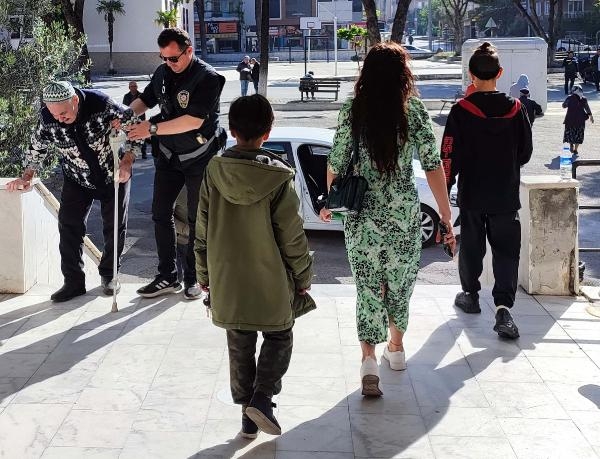 Oy vermeye bastonları ve tekerlekli sandalyelerle geldiler