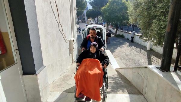 Oy vermeye bastonları ve tekerlekli sandalyelerle geldiler