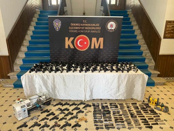 Silah ticareti şüphelisinin evinde 76 tabanca çıktı