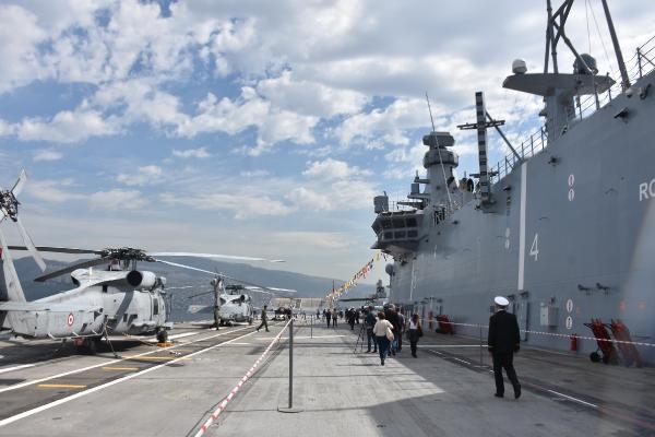 TCG Anadolu uçak gemisi İzmir'de