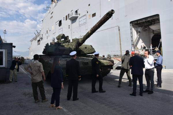 TCG Anadolu uçak gemisi İzmir'de