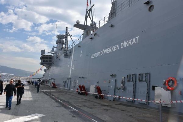 TCG Anadolu uçak gemisi İzmir'de