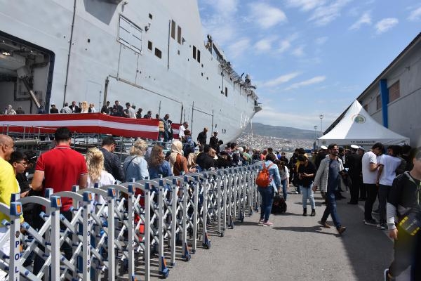 TCG Anadolu'ya İzmir'de büyük ilgi