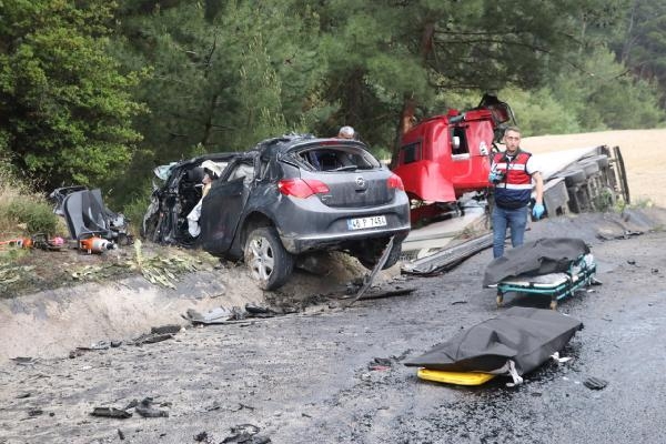 TIR yoldan çıktı: Anne-baba ve 2 çocuğu öldü